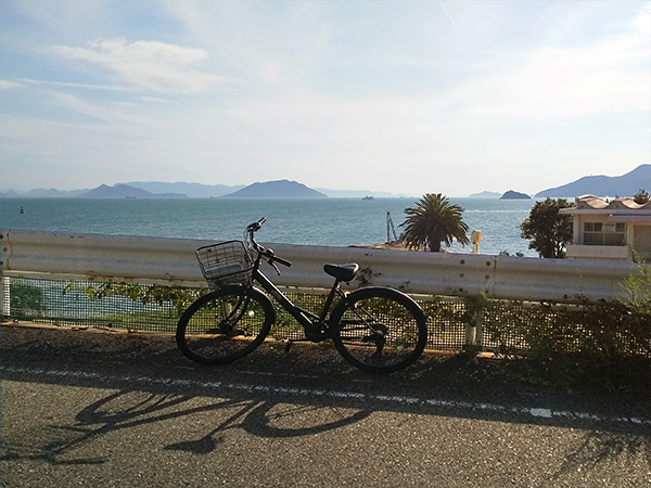 自転車・バイクツーリングプラン：小豆島の海をのぞむ道で