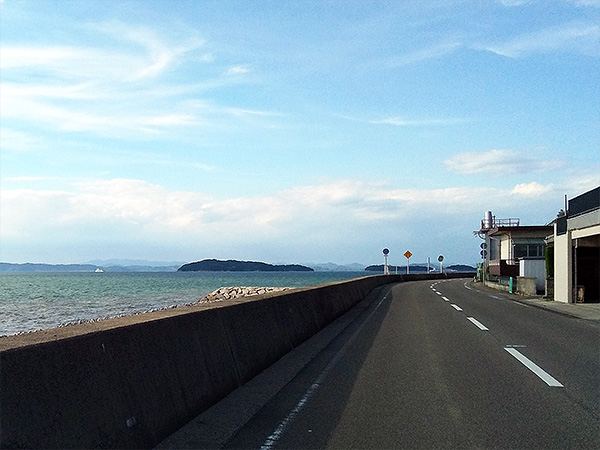 自転車・バイクツーリングプラン：小豆島の海沿いの道